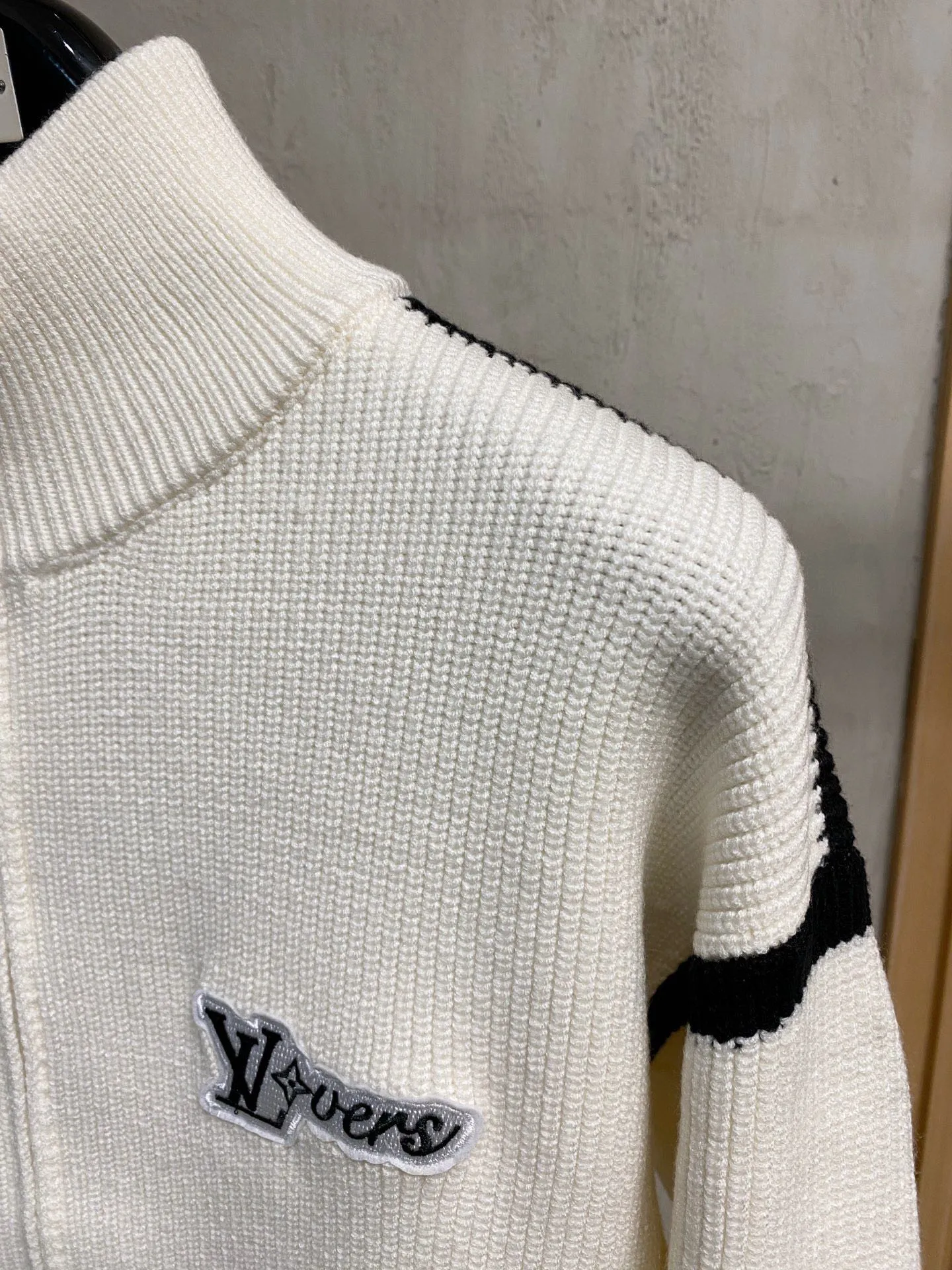 🅿️560 【LV Louis Vuitton】Autumn and winter classic cardigan sweater, in full condition! ! ! Wool blended fabric, the latest model in 2025, golden ratio! ! Slim-fitting soft gold, versatile and practical item, the combination and practicality are extremely powerful, simple and elegant, and classy! To create your own style, it is highly recommended to buy it in two colors. The standard slim fit tailoring process is suitable for both young and old men. It is knitted from wool and will not cause any discomfort! While keeping warm, it is stylish, textured and wearable, and the classic logo with contrasting colors on the chest feels in place! ! Recommended for regular customers! ! Size M-3XL (maximum wear: 190 pounds)